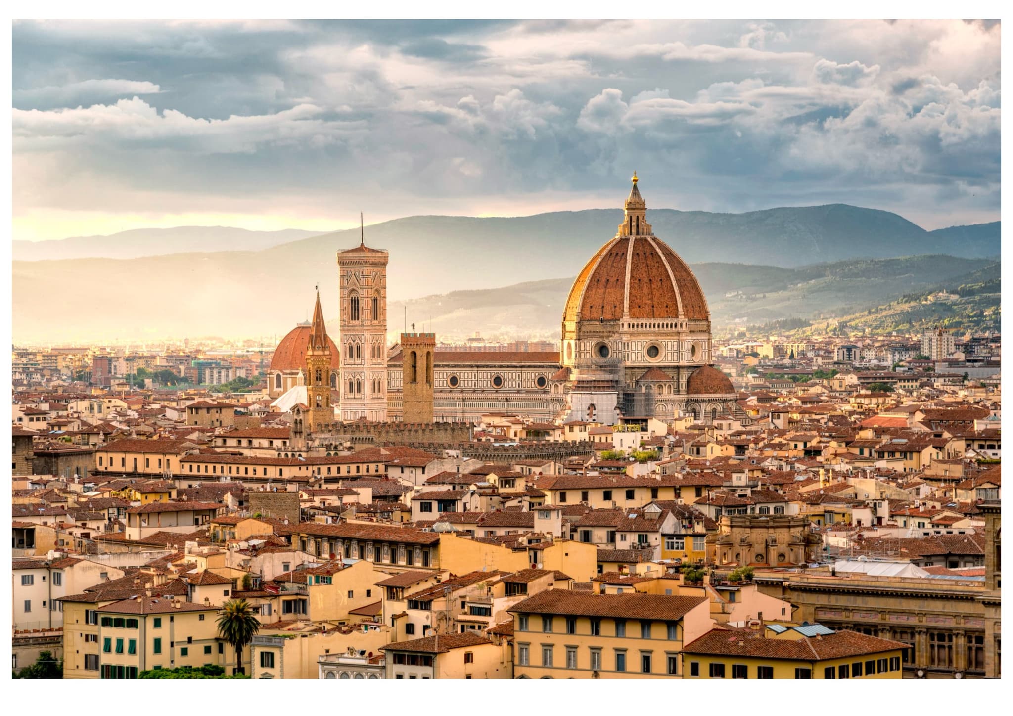 Skyline di Firenze al tramonto con il Duomo e le colline toscane sullo sfondo